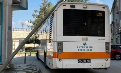 Belediye otobüsü direği devirdi