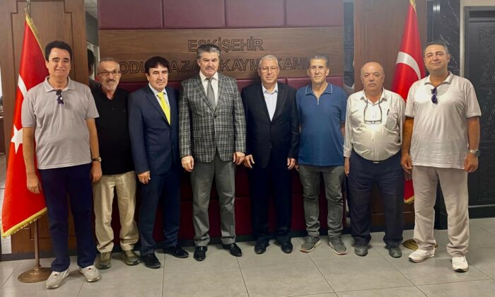 Odunpazarı Kaymakamı Ömer Ulu’ya plâket takdimi