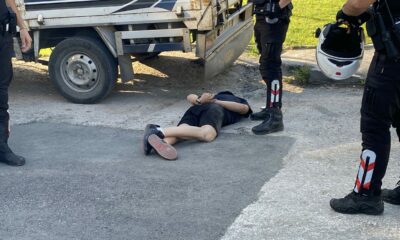 ‘Dur’ ihtarına uymayan sürücü polisten kaçarken camdan hassas terazi attı