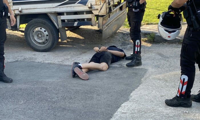 ‘Dur’ ihtarına uymayan sürücü polisten kaçarken camdan hassas terazi attı