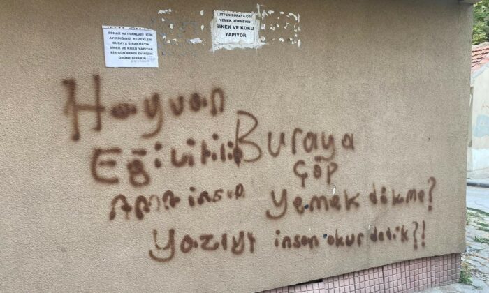 Binanın duvarına asılan ilginç notlar dikkat çekiyor