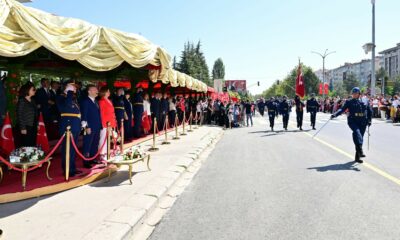 Zafer Bayramı, resmi geçit töreni ile coşkuyla kutlandı
