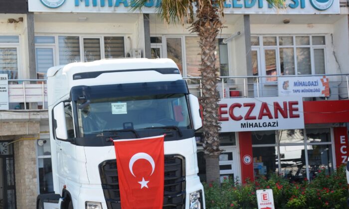 Mihalgazi Belediyesi’nin Filosuna katılan yeni araç Belediye binası önüne çekildi