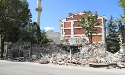 Yıkılan binanın molozları cami bahçesine döküldü