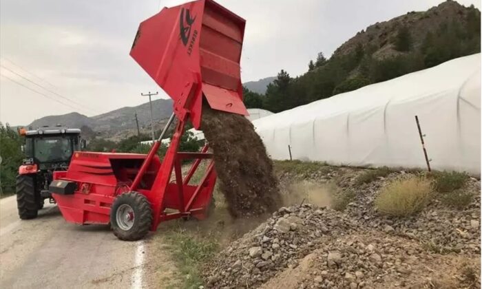 Mihalgazi Belediyesi Taş toplama makinesi çiftçilerin hizmetinde