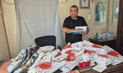 Mahalle muhtarından öğrencilere kırtasiye yardımı