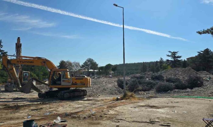 Bilecik’te eski devlet hastanesi yıkıldı