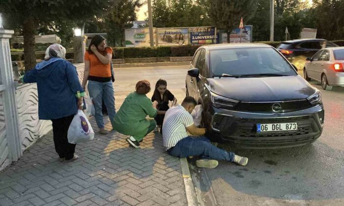 (ÖZEL) Otomobilin kaputunda mahsur kalan kediyi kurtarmak için mahalleli seferber oldu