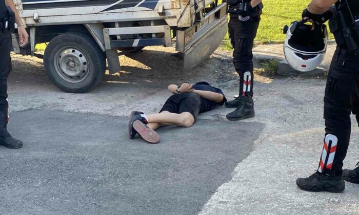 ’Dur’ ihtarına uymayan sürücü polisten kaçarken camdan hassas terazi attı