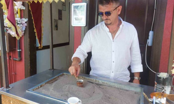 Kızgın kumda kahveyi faklı aromalarla sunuyor