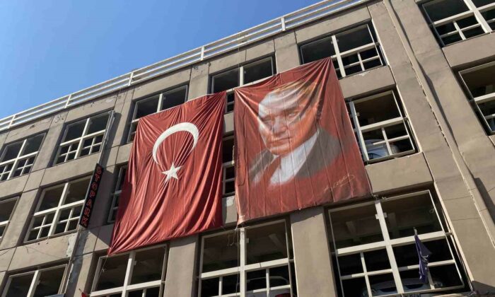 Her yer Türk bayrakları ile süslendi