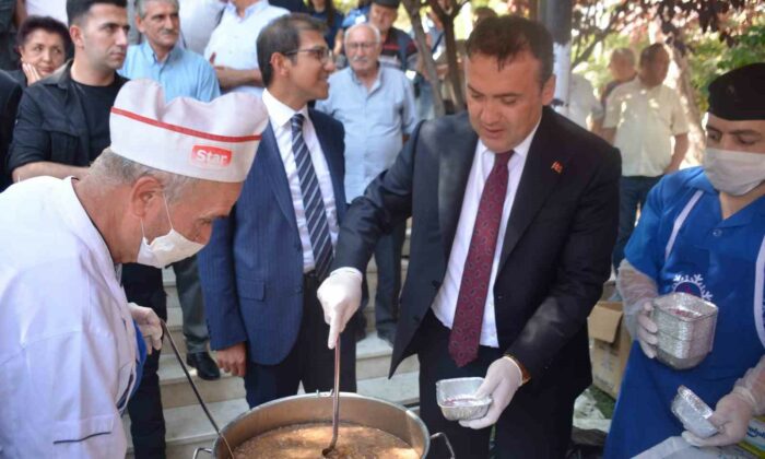Muhtarlar 30 Ağustos’ta bin 500 kişiye aşure dağıttı