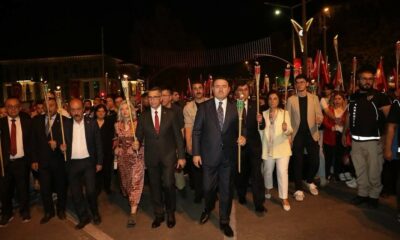 Büyük Zafer’in 103. yılı bayrak yürüyüşü ve fener alayı ile taçlandı
