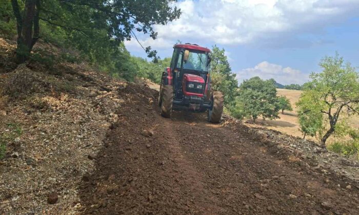 Köy muhtarlığı sel sularının kapattığı bağlantı yolunu kendi imkanlarıyla açtı