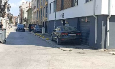 Kaldırım işgalini beton dubalar bile engelleyemiyor