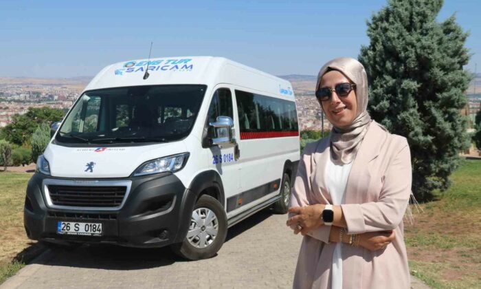 3 çocuk annesi kadın direksiyonuna geçtiği servisle 2 yıldır öğrenci taşıyor