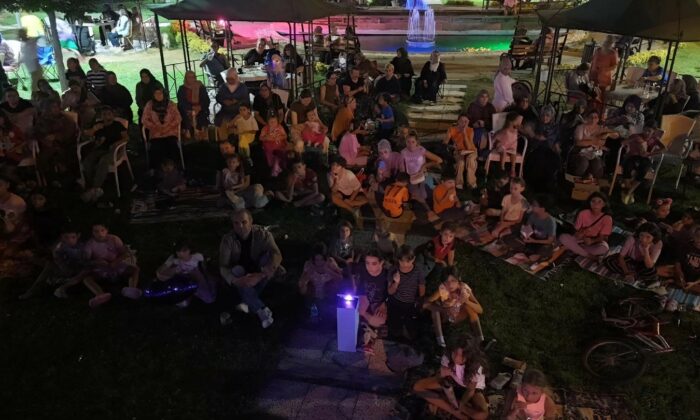 Bayırköy’de yaz akşamları açık hava sinemasıyla şenleniyor