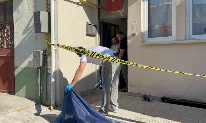 56 yaşındaki adam yaşadığı evin önünde ölü bulundu
