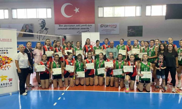 ANALİG Voleybol yarı finalinde kız takımı Türkiye finallerine yükseldi