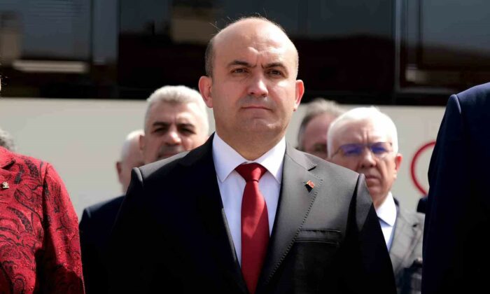 Gürhan Albayrak: “Eskişehir’in ana gündemi zabıtaların bisiklet sürmesi ve göstermelik işler değil, kentsel dönüşüm olmalıdır”