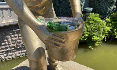 Heykelin elindeki kovayı çöp kutusuna çevirdiler