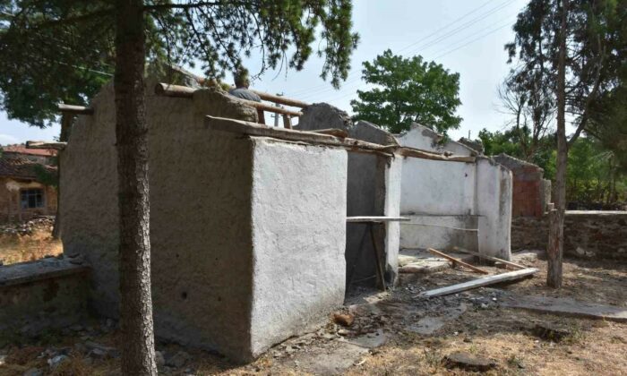 Yukarıkuzfındık Mahallesi’nde bulunan caminin şadırvan ve tuvaletleri yenileniyor