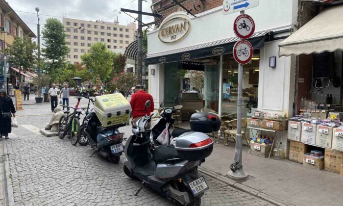 Bu sokakta trafik levhalarının hiçbir önemi yok