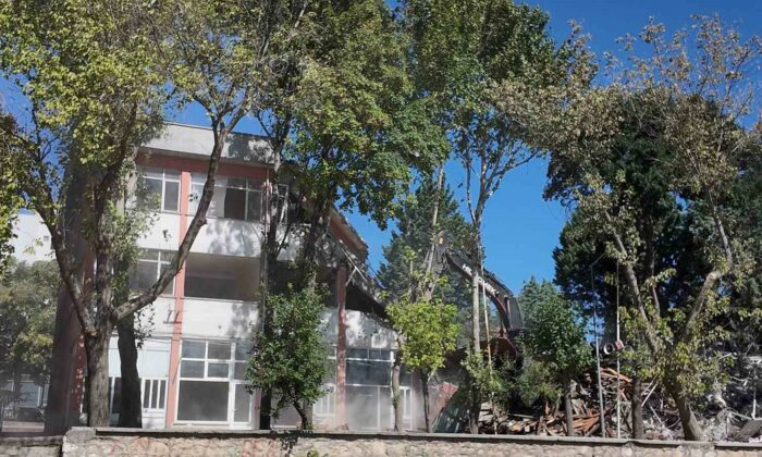 Gediz’de 43 yıllık Kızılay İşhanı yıkıldı