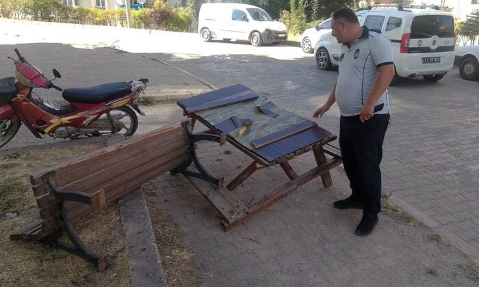 Kamu malına zarar veren şahıs güvenlik kamerasına takıldı