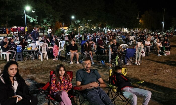 Yoncalı’da vatandaşlar açık hava sinemasının keyfini çıkardı