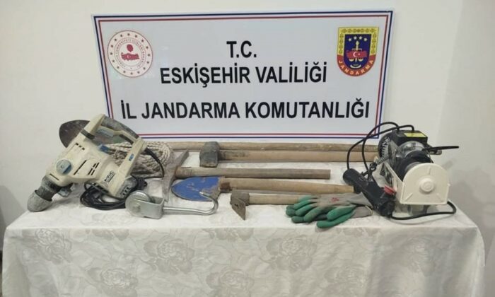 Babasına ait bahçede kaçak kazı yapan şüpheli yakalandı