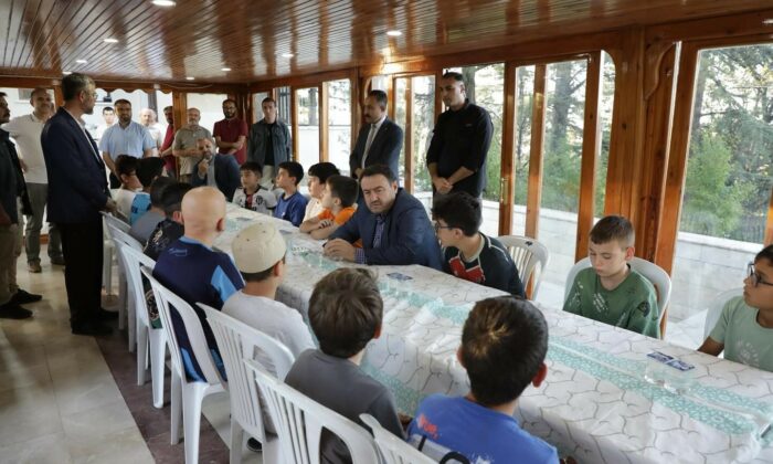 Vali Işın “Yazımda Kardeşlik Var” kampında öğrencilerle buluştu