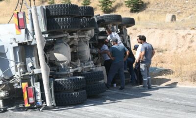 Kontrolden çıkan beton mikseri refüje devrildi: 1 yaralı