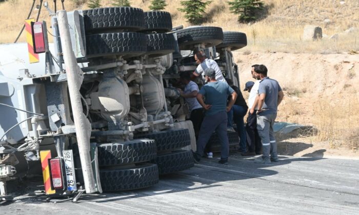 Kontrolden çıkan beton mikseri refüje devrildi: 1 yaralı