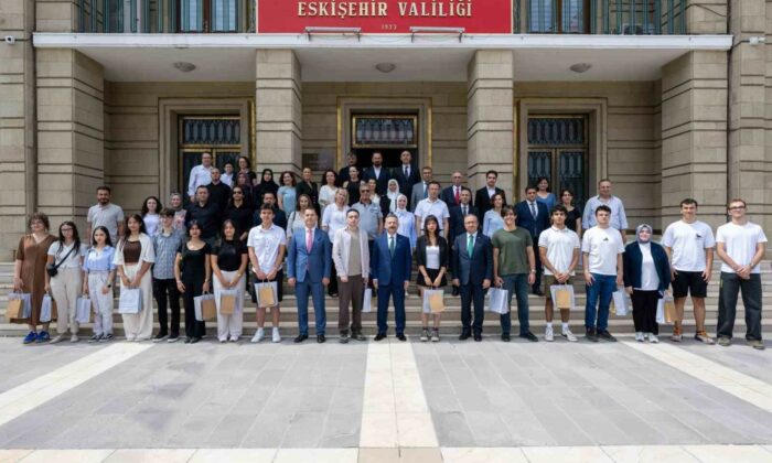 Vali Aksoy YKS’de derece yapan öğrencilerle buluştu