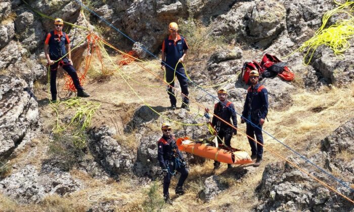 Tatbikat gerçeğini aratmadı: Dağda mahsur kalan yaralı vatandaşı kurtarmak için ekipler seferber oldu