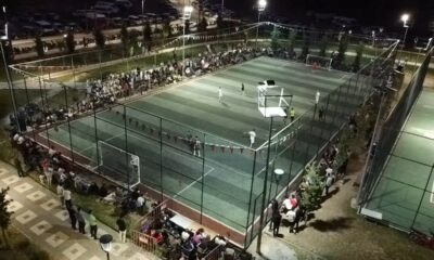 Hakemin kararına tepki gösteren taraftarlar saha kapısına akın etti