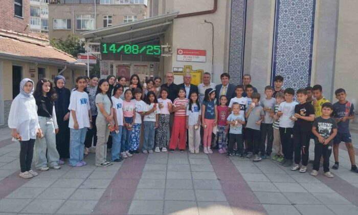 Kur’an-ı Kerim öğrenen çocuklara hediyeler armağan edildi