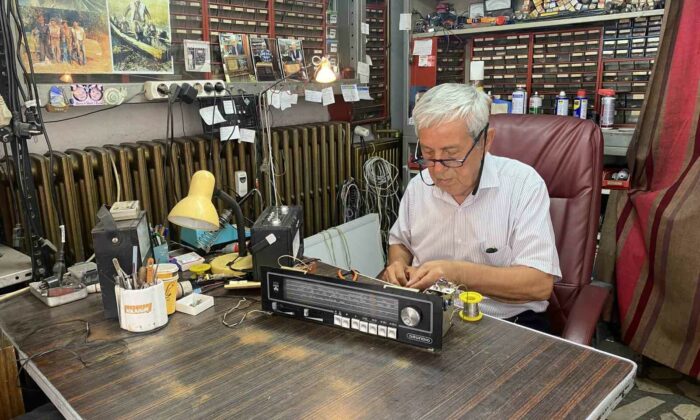Fehmi amcanın 62 yıldır mesleği olan radyo tamirciliği son demlerini yaşıyor