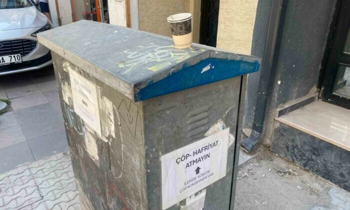Elektrik panosunun dört bir tarafına asılan uyarılar dikkat çekti