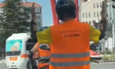 Motosiklet sürücüsünün müzik eşliğinde dans ettiği renkli anlar kamerada