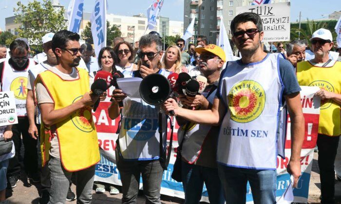 Memurlar iş bırakıp basın acıkması yaptı
