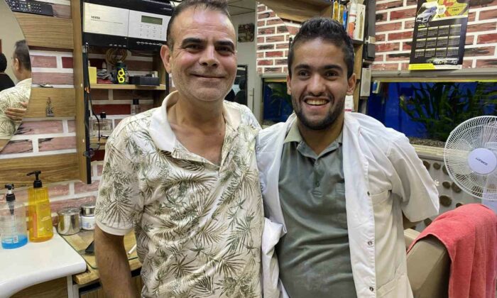 Mahalle berberi, 16 yıldır müşterisi olan zihinsel engelli Faruk’u evladı gibi sahiplendi