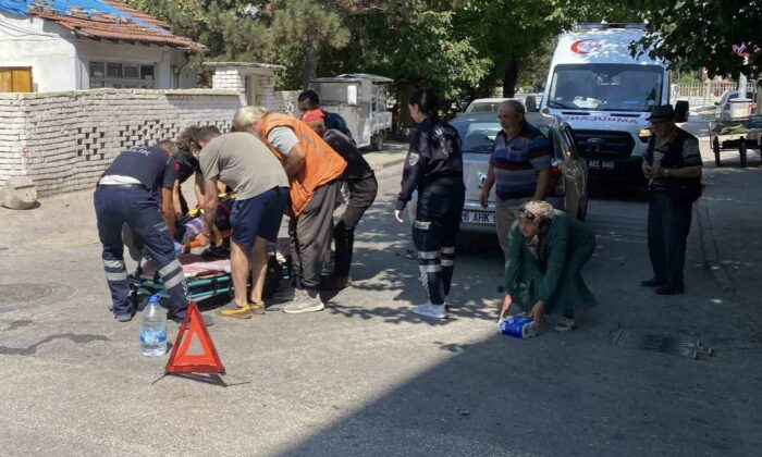 Otomobille çarpışan motosikletli kurye yaralandı