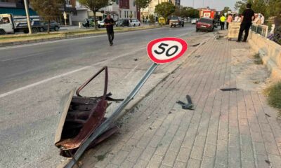 Yön tabelası ve park halindeki araca çarpan otomobilde 3 kişi yaralandı