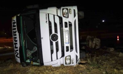 Seyir halindeki 2 tır birbiriyle çarpıştı