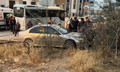 Minibüsle otomobil çarpıştı, yaya kaldırımındaki vatandaş yaralandı