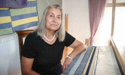 (ÖZEL) Eski giysilerin iplerinden harika eşyalar dokuyor
