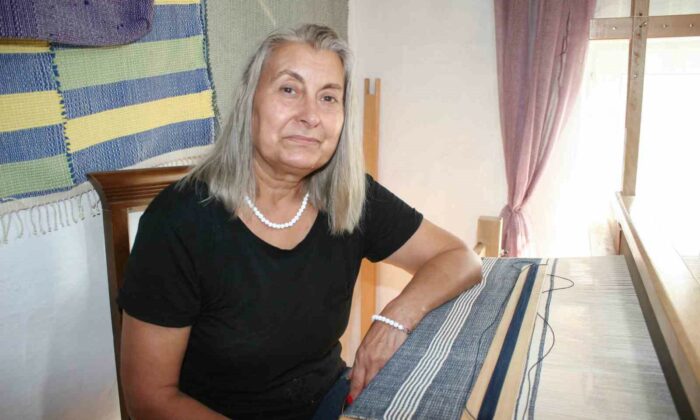 (ÖZEL) Eski giysilerin iplerinden harika eşyalar dokuyor