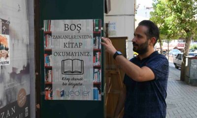 (ÖZEL) Dükkan önüne astıkları afiş vatandaşlara okuma alışkanlığı kazandırıyor